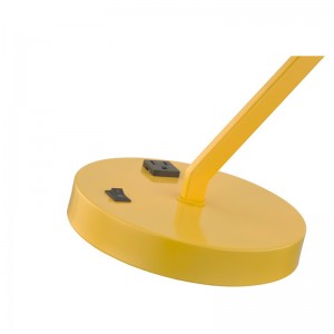 Bureaulamp met vaste metalen arm en kop met een geïntegreerde stroomuitlaat en op/off rocker -schakelaar aan de basis voor kamers