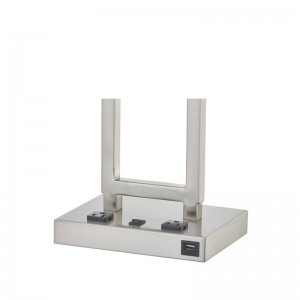 Gatsby Desk Lamp met geborsteldenikkelafwerking, twee stopcontacten, een op/off rocker -schakelaar en een USB -poort