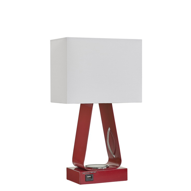 Kleine desklamp met rode afwerking, een USB -oplaadpoort, een draadloos oplaadstation en een op/off rocker -schakelaar in de kamer