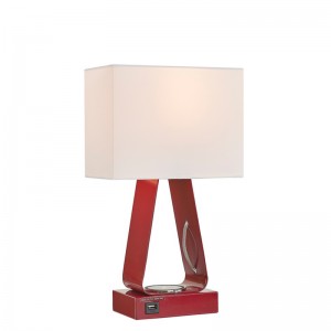 Kleine desklamp met rode afwerking, een USB -oplaadpoort, een draadloos oplaadstation en een op/off rocker -schakelaar in de kamer