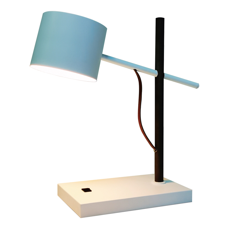 Taaklamp met witte en teak afwerking en een op/off rocker switch @ werkstation in de kamer