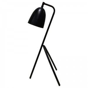 Three Legs Desk Lamp met zwarte afwerking en een op/off rocker -schakelaar in de rij in de kamer