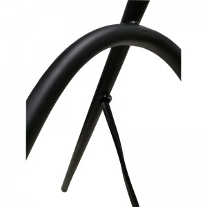 Three Legs Desk Lamp met zwarte afwerking en een op/off rocker -schakelaar in de rij in de kamer