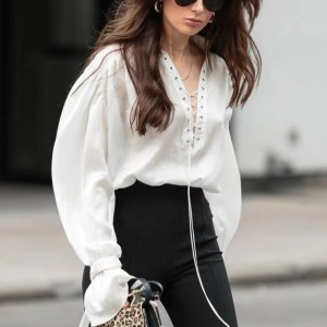 Frans wit shirt met lange mouwen 2023nieuwe wijd uitlopende mouw dun temperament V-hals ontwerp sense bond shirt blouse