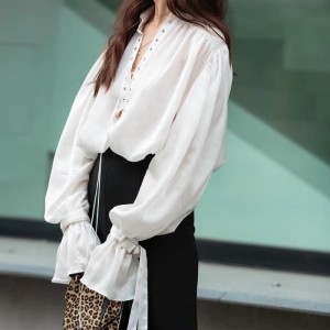 Frans wit shirt met lange mouwen 2023nieuwe wijd uitlopende mouw dun temperament V-hals ontwerp sense bond shirt blouse