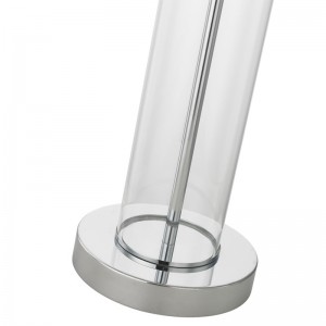 Duidelijke glazen tafellamp met gepolijste chromen afwerking in hotelkamer