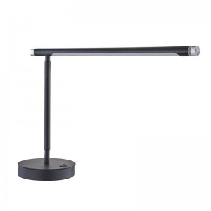 Marriott verstelbare LED -bureaulamp met matzwarte afwerking en een op/off rocker -schakelaar in hotelkamer