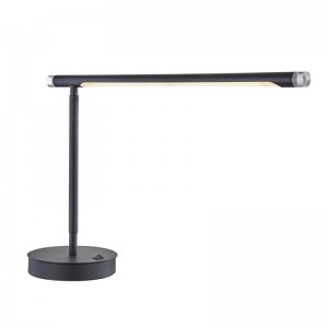 Marriott verstelbare LED -bureaulamp met matzwarte afwerking en een op/off rocker -schakelaar in hotelkamer