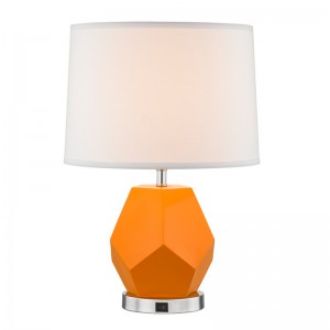 Hampton Inn Hotel Table Lamp met harslichaam en een op/off rocker -schakelaar in hotelkamer