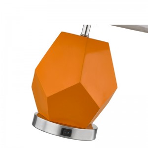 Hampton Inn Hotel Table Lamp met harslichaam en een op/off rocker -schakelaar in hotelkamer