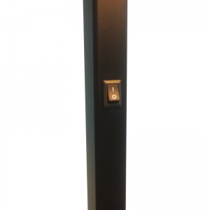 Waterwalk hotelbanknaast vloerlamp met matzwarte afwerking in de kamer