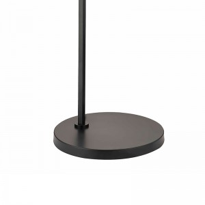 Waterwalk hotelbanknaast vloerlamp met matzwarte afwerking in de kamer