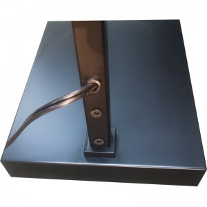 Waterwalk Hotel vloerlamp met matzwarte afwerking bij de banknaast in de kamer