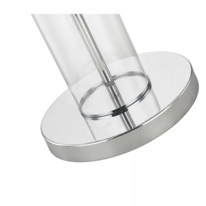 Hotel metalen vloerlamp met gepolijste chroomafwerking bij de banknaast in de kamer