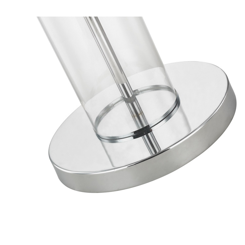 Hotel metalen vloerlamp met gepolijste chroomafwerking bij de banknaast in de kamer