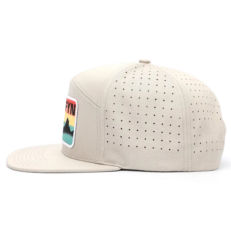 Groothandel op maat gemaakte hoogwaardige 7 paneel platte rand gedrukte patch logo luxe snapback caps, laser gesneden gat geperforeerde heren hoed