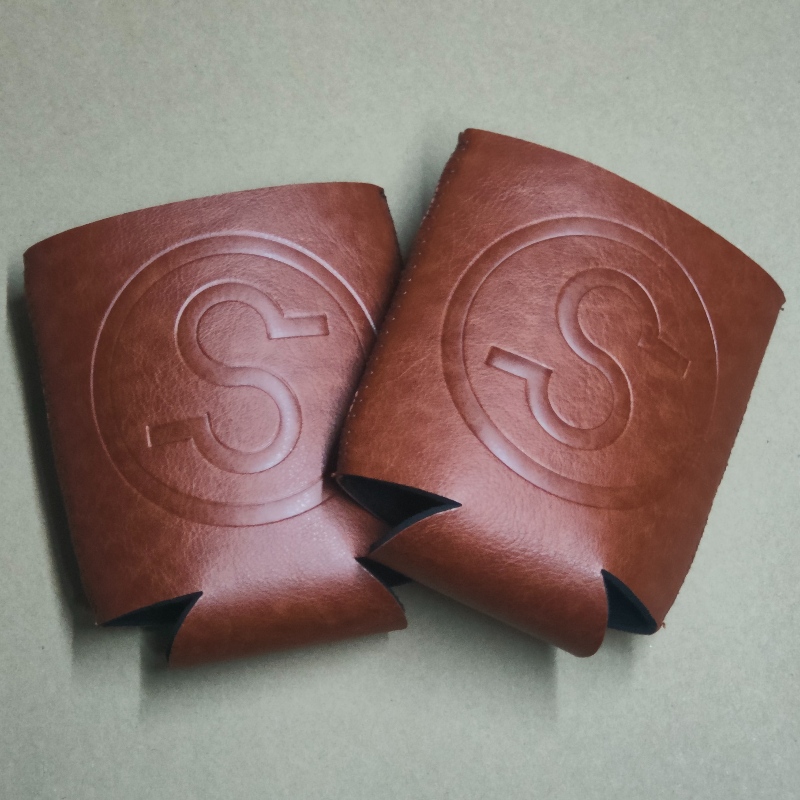 Debossed Logo Neopreen Brown Pu Leather Can Cooler 330 ml PU Beer Stubby Holder Coozies Koozies