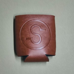 Debossed Logo Neopreen Brown Pu Leather Can Cooler 330 ml PU Beer Stubby Holder Coozies Koozies