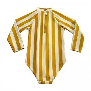 Een stuk gestreepte peuter badpak