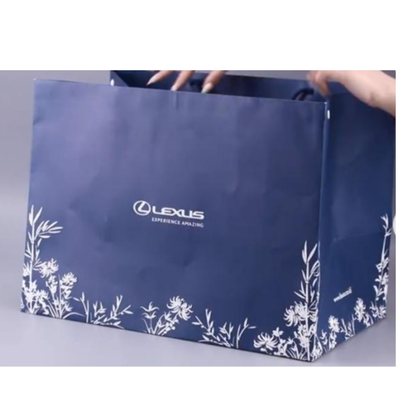 Luxe matte cadeau winkelpapiertas met logo voor aangepaste verpakkingstas