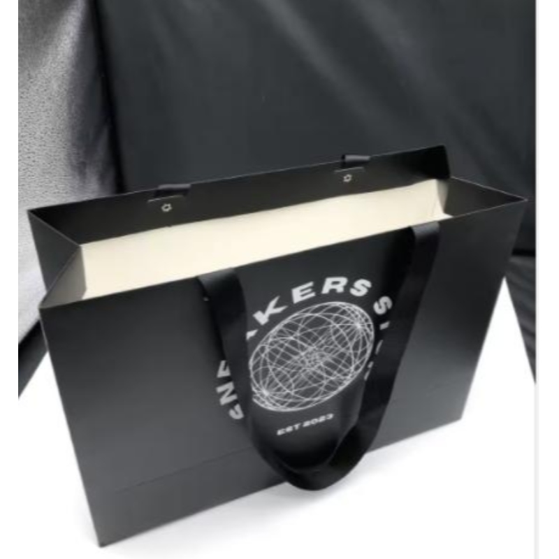Aangepast Logo Matt Zwart papier Kleding Verpakking Geschenk papieren tas Winkelzak Luxe papieren zakken met lintgreep