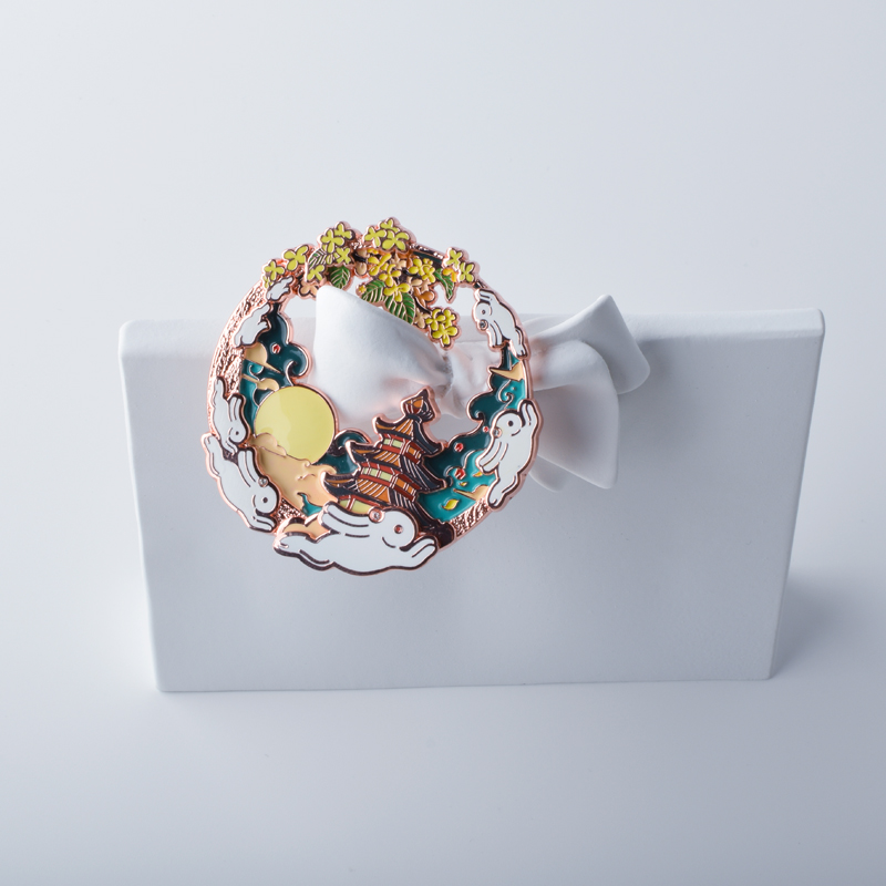 Aangepaste gelakte glazen badge, gratis monsterkosten, geschikt voor verzameling, gouden metalen badge -charmes, pin, plating