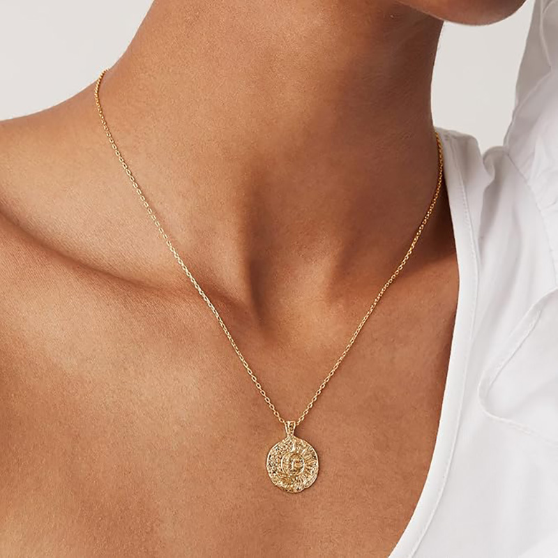 Eternal Sunburst Radiance hangerketting, een symbool van tijdloze energie en elegantie