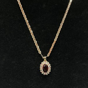 Royal Ruby Halo ketting met diamant & Roze saffieraccenten op een 14k gouden ketting