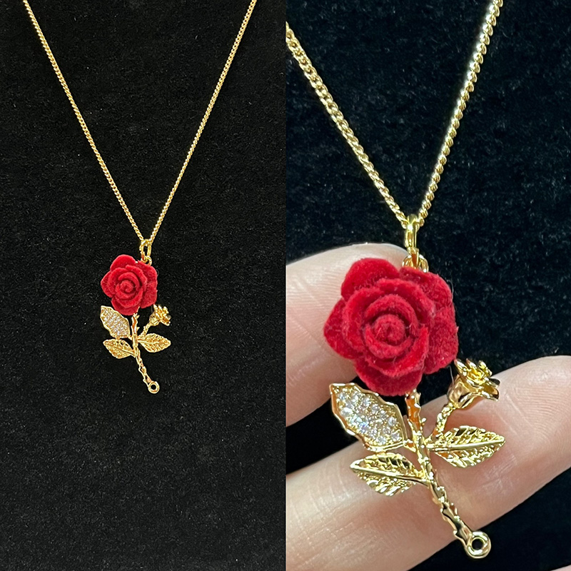 Romantisch goud-Geplaatste rode fluwelen rozenhanger ketting met strass-Verfraaide bladeren en elegant bloemenontwerp voor liefde en schoonheid