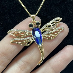 18k goud-Geplaatste libel hanger ketting met blauw gefacetteerde kristallichaam, zwarte edelsteen ogen en filigraanvleugel details voor elegantenatuur-Geïnspireerde sieraden