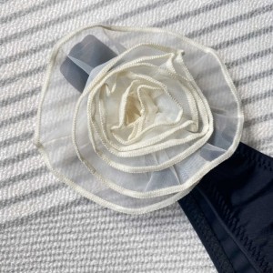 2025 Nieuwe Europese en Amerikaanse hot girl bikini met drie - Dimensionale bloemen. Kruis - grens het beste - Sexy twee verkopen - stuk zwempak met driehoekbroek 8863 Prijs:$79.99